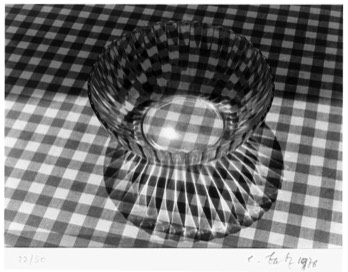  Glasschüssel auf karierter Tischdecke, 1976 